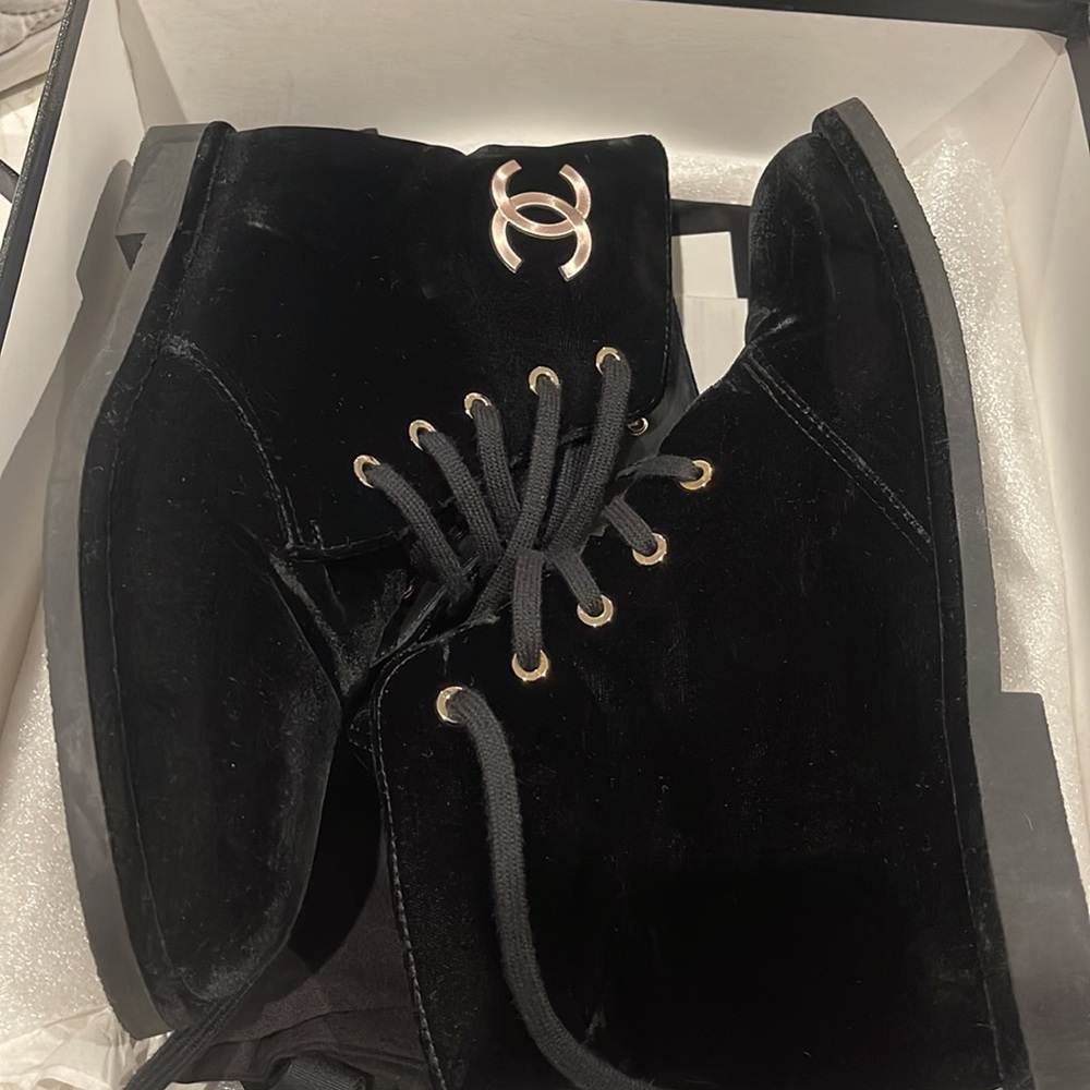 Black velvet Chanel short boots 39.5 - Picture 8 of 8